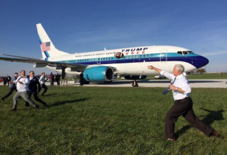 特朗普竞选搭档所乘飞机降落时冲出跑道