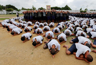 泰国囚犯自发跪地摆人体拼图悼念国王普密蓬