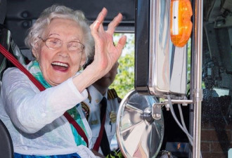 加拿大90岁老奶奶梦想成真：终于坐上消防车