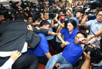 直击台湾民进党与国民党立委爆发冲突现场