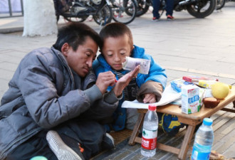 山东父子同患“瓷娃娃”病：父亲乞讨教子读书