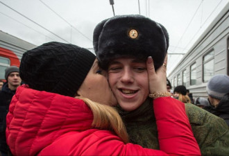 直击俄罗斯秋季征兵 年轻小伙与家人动情告别