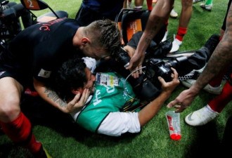 世界杯遭扑倒记者 混乱中按快门成就最美画面