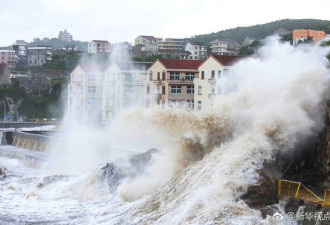 超级台风“玛莉亚”登陆浙江画面，巨浪拍岸