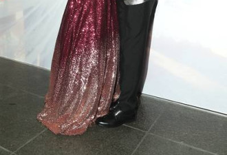 62岁TVB男星再婚，在现场与妻子热吻