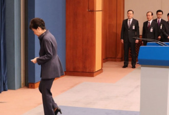 朴槿惠情急打出第一拳 催顺实无从躲避