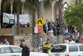 悉尼一穆斯林黑帮被枪杀 清真寺前百余人吊唁