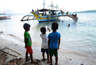 菲渔民重返黄岩岛捕鱼 三天未见中国海警船