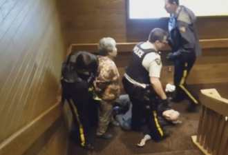 惊爆加拿大警察强行逮捕亚裔老人 外界警力介入