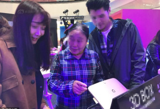 上海小伙VR虚拟场景求婚 遭准岳母棒打“鸳鸯”