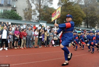 浙江小学运动会造型惊人 学生穿短裙扮八路