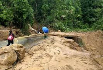 印度雨季引发洪水和泥石流 造成至少15人丧命