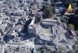 意大利遭遇罕见强震 数百年钟楼屹立不倒