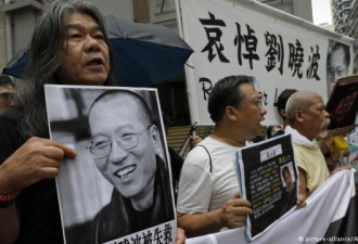 恐惧笼罩中国 刘晓波逝世周年 各地追悼
