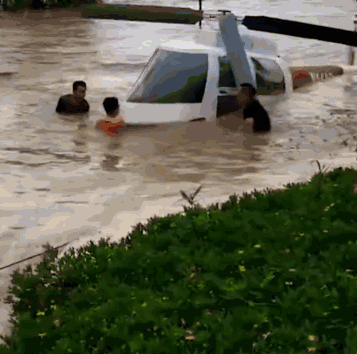 成都暴雨直升机被淹，众人合力打捞