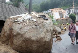 岩石随泥石流滚落 日本暴雨次生灾害触目惊心
