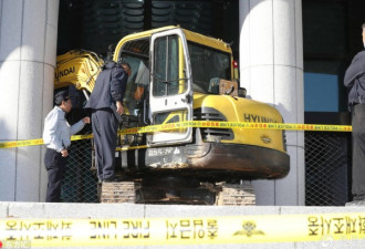 韩国男子驾推土机冲击最高检察官办公室现场