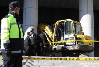 韩国男子驾推土机冲击最高检察官办公室现场
