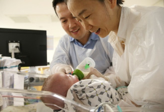 超早产儿创造奇迹 出生时仅302克
