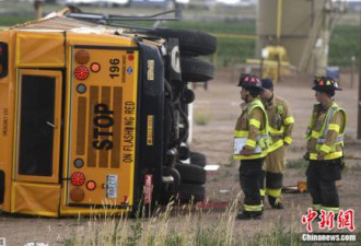 美卡车司机打瞌睡与一辆校车相撞 19名孩子受伤