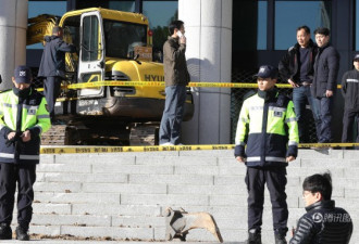 韩国男子驾挖掘机冲撞检察厅 称要处死崔顺实