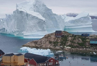 巨型冰山漂到格陵兰岸边 若崩解恐引发海啸