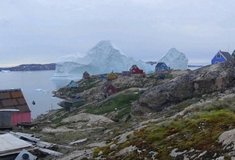 巨型冰山漂到格陵兰岸边 若崩解恐引发海啸