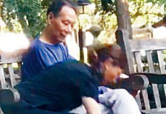 中国夫妇纽约公园徒手抓麻雀 周围的人看傻了