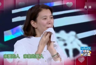 45岁袁咏仪节目现场卸妆 被赞素颜更美
