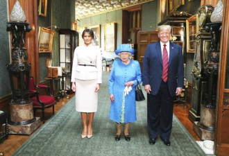 特朗普与英女王尬走:夸女王美丽 感慨想妈妈