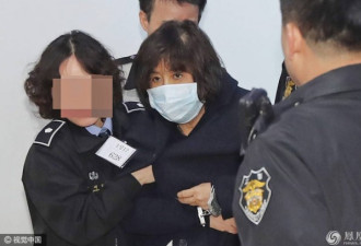 韩监察机关紧急逮捕朴槿惠闺蜜崔顺实画面曝光