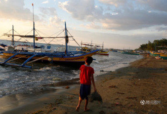 实拍菲律宾渔民黄岩岛海域捕完鱼回家 未受阻拦