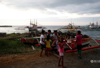 实拍菲律宾渔民黄岩岛海域捕完鱼回家 未受阻拦
