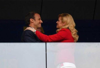 太燃！马克龙用力亲吻克罗地亚美女总统