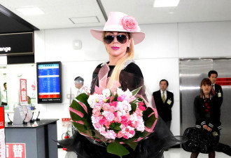 Lady Gaga东京机场大露背 嘟嘴献吻360度任拍