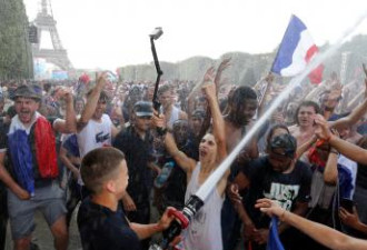 世界杯法国蓝再次得胜 巴黎又是一场流动的盛宴