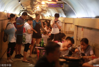 重庆高温持续 市民防空洞内吃火锅避暑纳凉