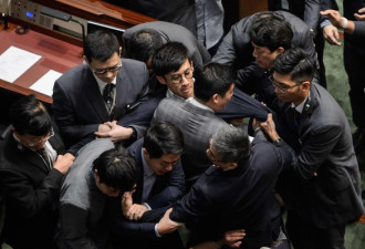 “港独”与“独裁”的碰撞:香港立法会宣誓风波