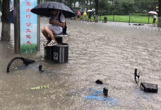 北京特大暴雨触发洪水预警 上班族狼狈被困