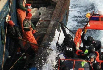 韩国机枪扫射中国渔船视频曝光 现场火光冲天