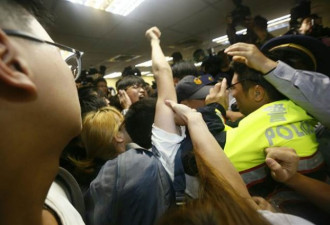 愤怒了！台湾学生闯民进党中央党部抗议现场