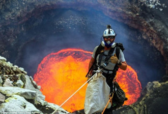 摄影师火山岩壁宿营 冒死拍摄绝美熔岩照片