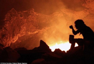 摄影师火山岩壁宿营 冒死拍摄绝美熔岩照片