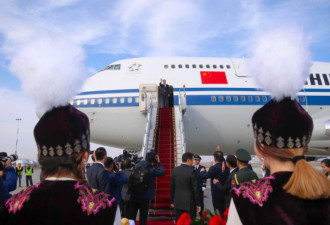 吉总理到机场迎接李克强并举行隆重欢迎仪式