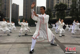 90后小伙自称武当派 百余名老人拜师学艺