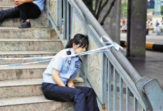 美女警官倚栏杆睡着意外爆红，却让人心疼