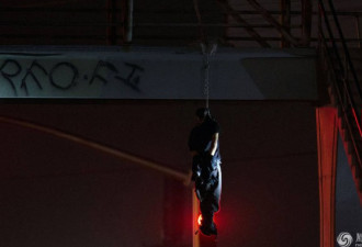 暴力残忍，墨西哥男子尸体悬挂大桥上一幕