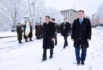 拉脱维亚总理在飞雪中举行仪式迎接李克强