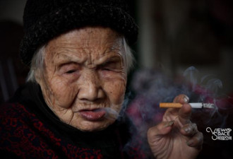 114岁老人每天抽烟喝酒 唱歌捡柴 活力十足