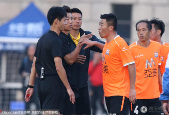 中国老甲A联赛惊人一幕 官员不满判罚追打裁判